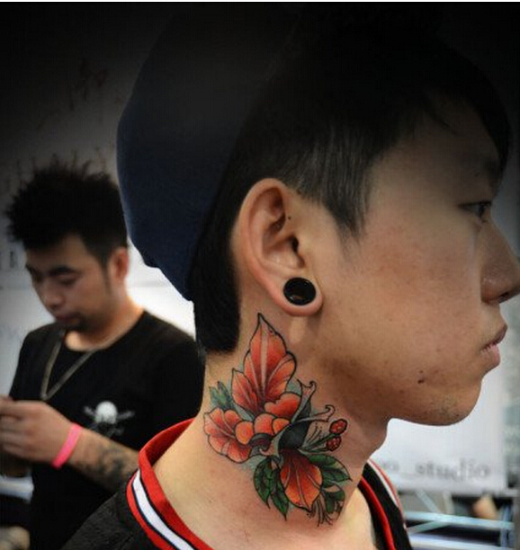 个性时尚男性颈部精美好看的彩色l玫图片