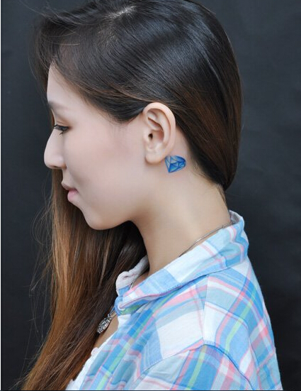 漂亮时尚美女耳部问你好看的小钻石纹图片