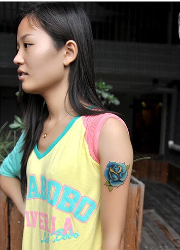 时尚靓丽美女手臂漂亮好看的蓝玫瑰纹图片