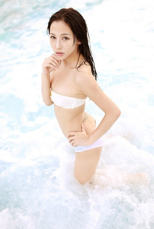 比基尼泳衣性感美女戏水清澈纹身图片图片