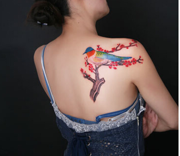 时尚女性后背时尚好看的梅花鸟纹身图图片