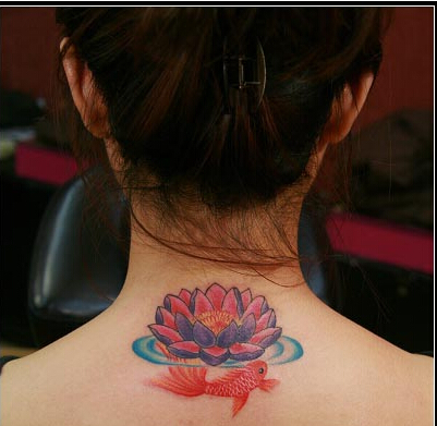 时尚女性颈部漂亮好看的莲花锦鲤纹身图片