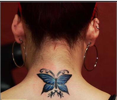 美女颈部唯美时尚好看的彩色蝴蝶纹身图片