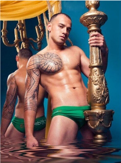 欧美帅哥酷男激凸秀个性时尚纹身图片