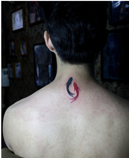 个性男生脖子时尚好看的双鱼座纹身图图片