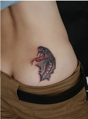 美女腰部个性时尚好看的撕皮蛇纹身图