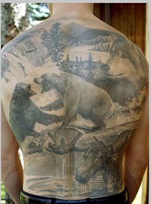 个性背部另类风格狗熊森林和狼纹身图图片