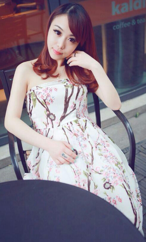 俏皮可爱清纯靓丽美女手指纹身图片图片