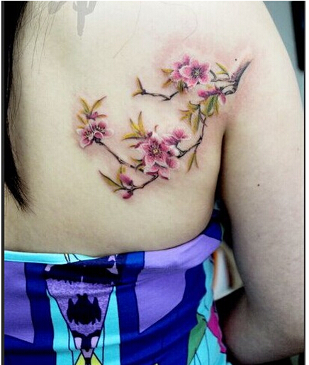 后背上立体漂亮好看的桃花纹身图案图片