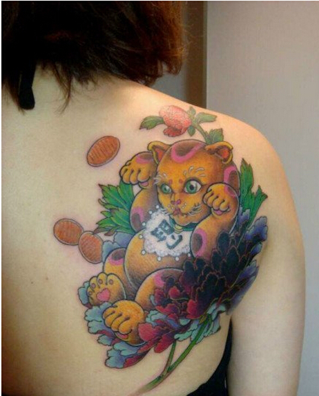 背部时尚好看的彩色招财猫纹身图案图片