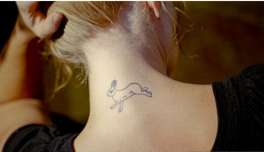 女生脖子上漂亮好看的兔子纹身图案图片