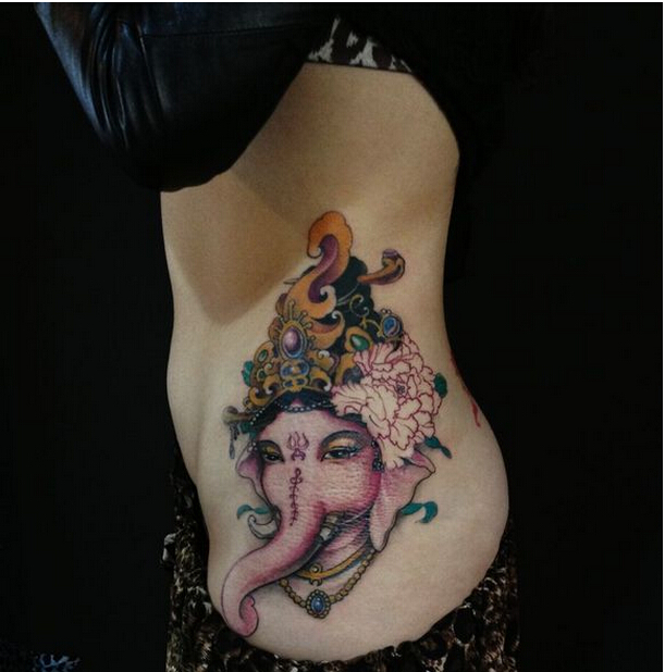 美女腰部唯美时尚经典的象神纹身图案图片