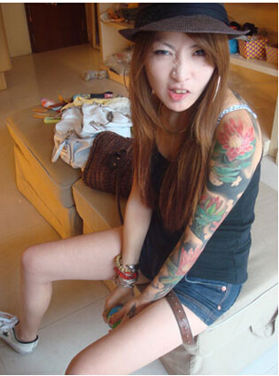 美女超酷大臂个性纹身图片图片