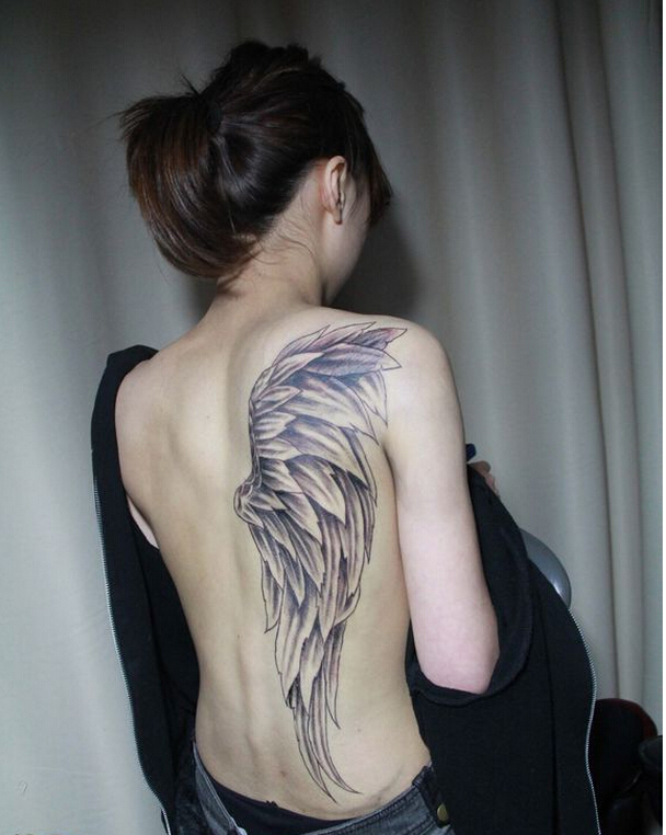 女生背部时尚经典好看的半背翅膀纹身