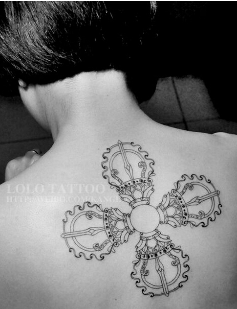 美女背部时尚好看的金刚杵纹身图案