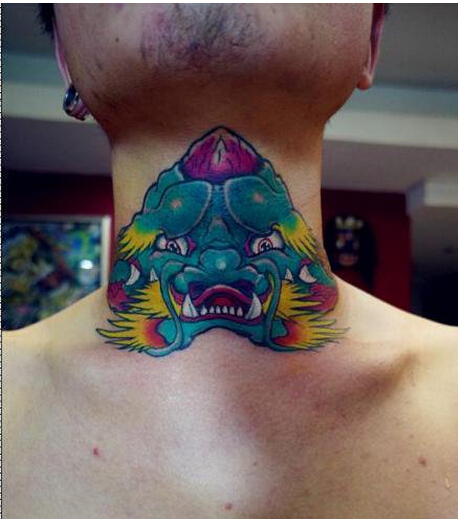 男人前脖子经典时尚个性的唐狮子纹身图片