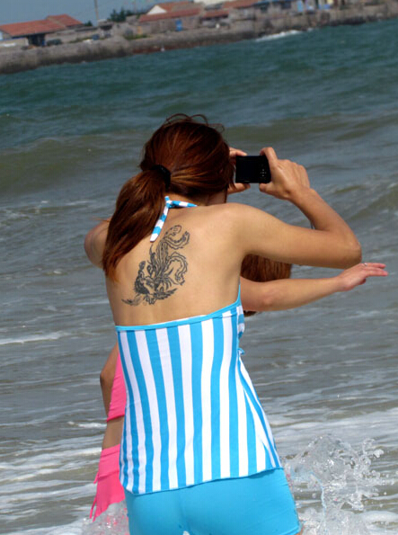 性感时尚比基尼美女海边个性后背刺青图片