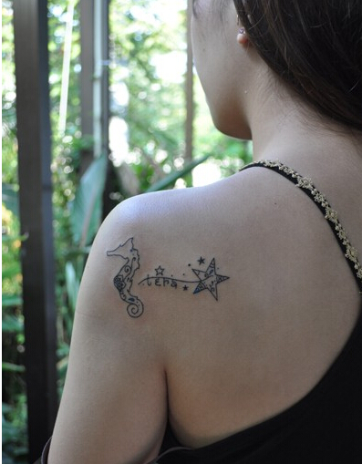美女后肩背黑白海马星星纹身图片