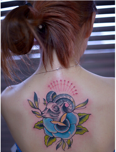 美女后背经典时尚好看的小羊头纹身图图片