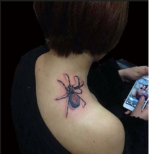 脖子后精美好看的小蜘蛛纹身图案图片