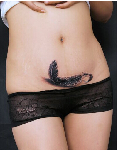 个性时尚女性腹部羽毛纹身盖疤纹身图
