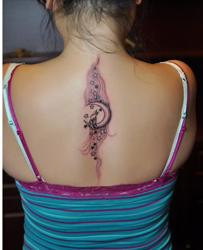 美女后背上漂亮好看的月亮星星兔子纹图片