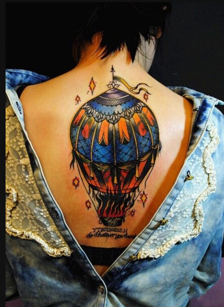 女性背部唯美时尚好看的彩色热气球纹图片