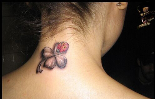 时尚美女脖子上唯美漂亮好看的四叶草图片