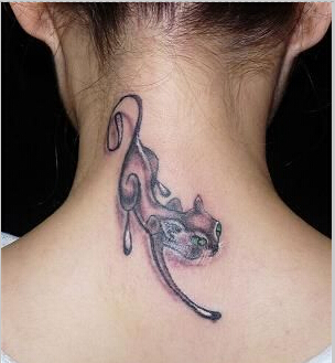 女生后脖子上可爱好看的卡通小猫纹身图片