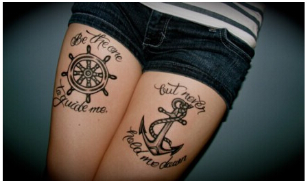 女性腿部时尚好看的黑白锚舵刺青图片