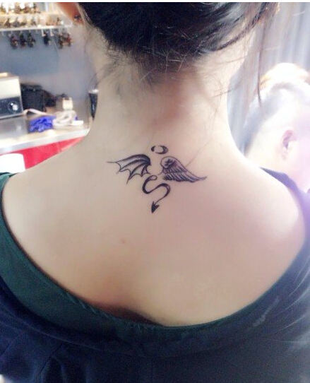 女生后脖子潮流经典时尚好看的小翅膀图片