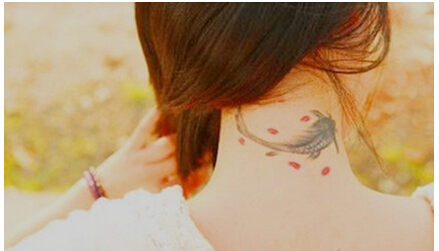 女生颈部唯美时尚好看的鲤鱼纹身图案图片