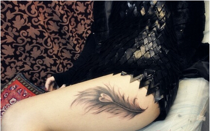 欧美风格女生腿部黑白羽毛纹身图案