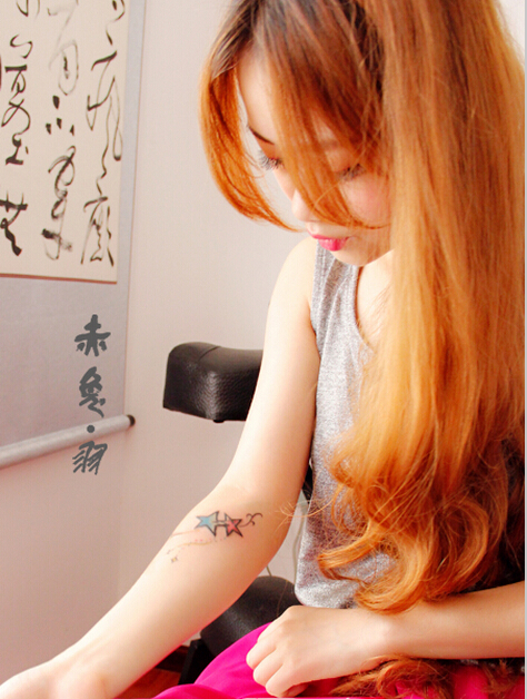 清纯可爱漂亮美女手部星星纹身图片图片