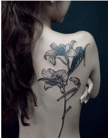 美女后背唯美时尚好看的黑白百合花纹