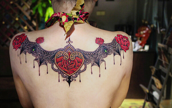 时尚性感女性后背唯美好看的蕾丝纹身图片