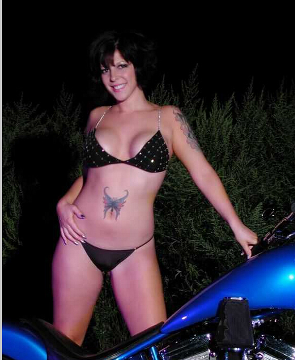 比基尼性感美女胸部下和手臂上好看的图片