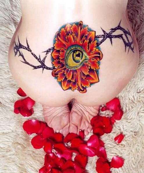 性感个性腰部枯枝和红色茶花中的鸟头