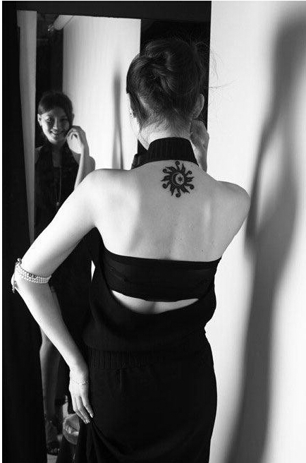 女人后颈部时尚经典的黑白图腾太阳纹