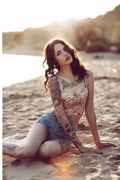 漂亮迷人欧美美女海边经典时尚纹身图图片