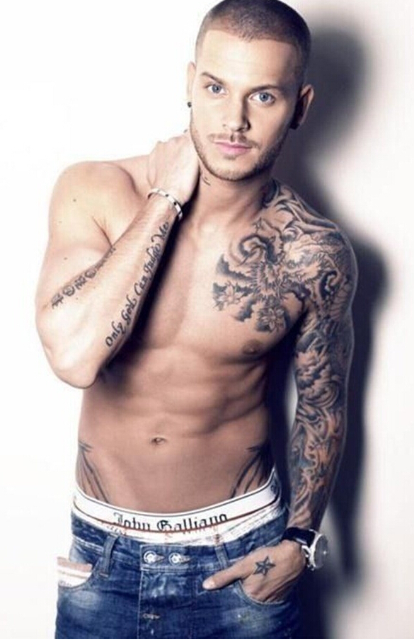 欧美帅哥时尚花臂个性纹身图片