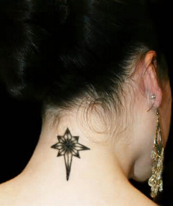 女孩脖子后精美好看的小清新图腾纹身图片