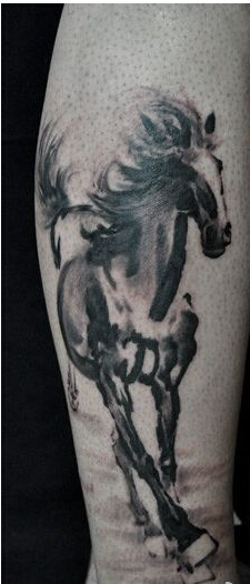 经典时尚腿部黑白水墨画马纹身图案
