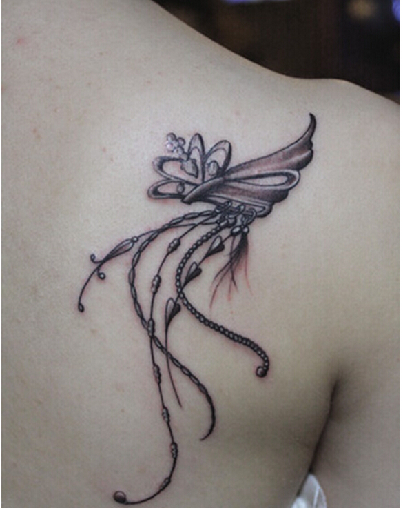 美女背部漂亮好看的蔓条纹身图案图片