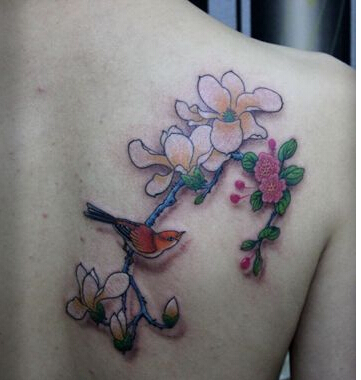 女孩子背部精美好看的喜鹊梅花纹身图图片