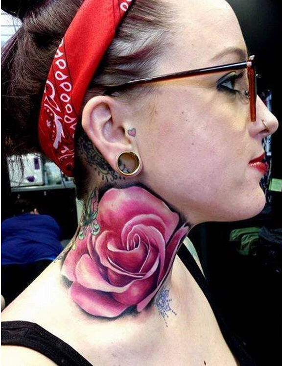 女性脖子漂亮好看的彩色莲花纹身图片图片