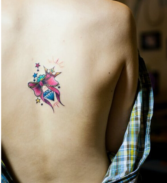 女性背部漂亮唯美好看的彩色蝴蝶结钻图片