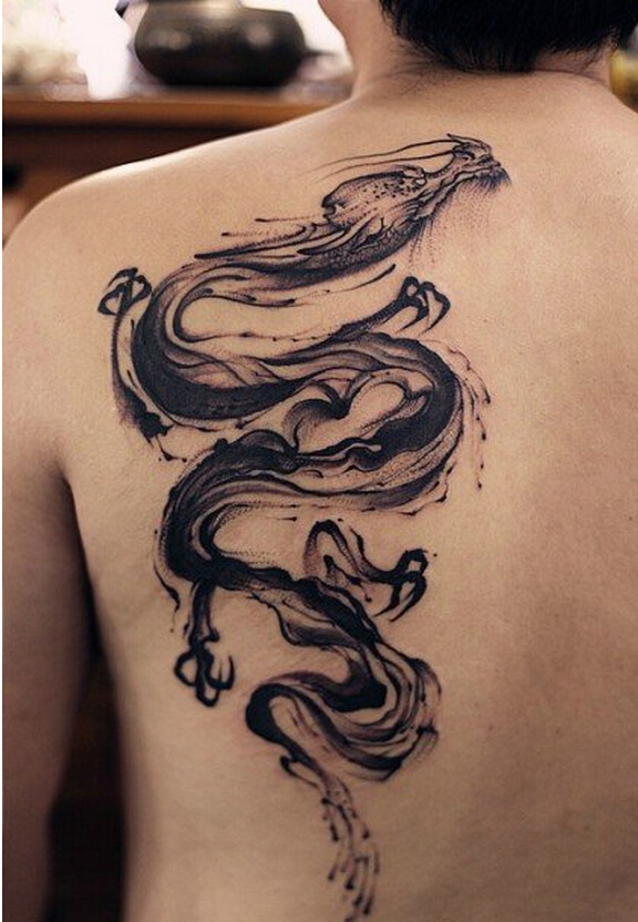 背部唯美时尚好看的黑白水墨龙纹身图