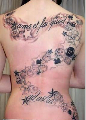 老外后背个性结合了字母数字五角星樱图片