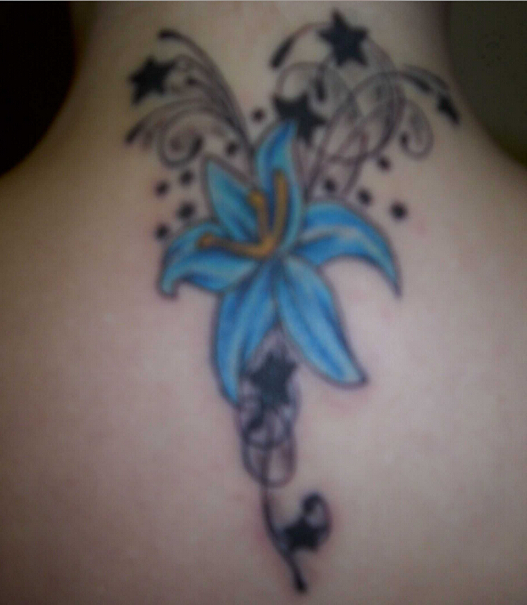 后颈部漂亮好看的蓝色马蹄莲和黑色满图片